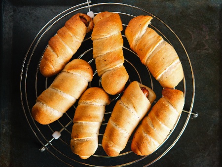 Баварски кренвиршки с домашно тесто с мая за закуска - снимка на рецептата